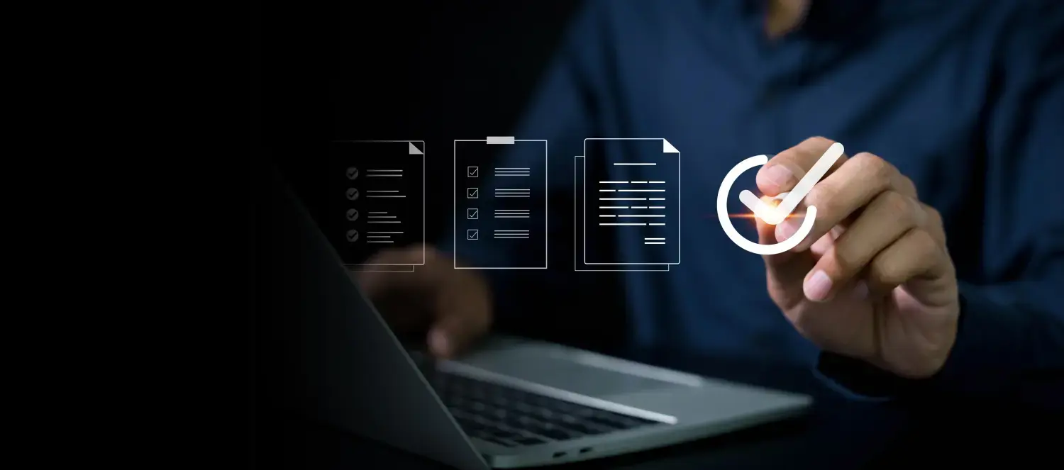 AMBULogic - Standards Qualitätssicherung Kontrolle Geschäftsmann berühren auf virtuelle richtige Zeichen mit Dokument-Symbol für genehmigen Qualitätssicherung Industrie, Zufriedenheit Kunden, Garantie-Prozess